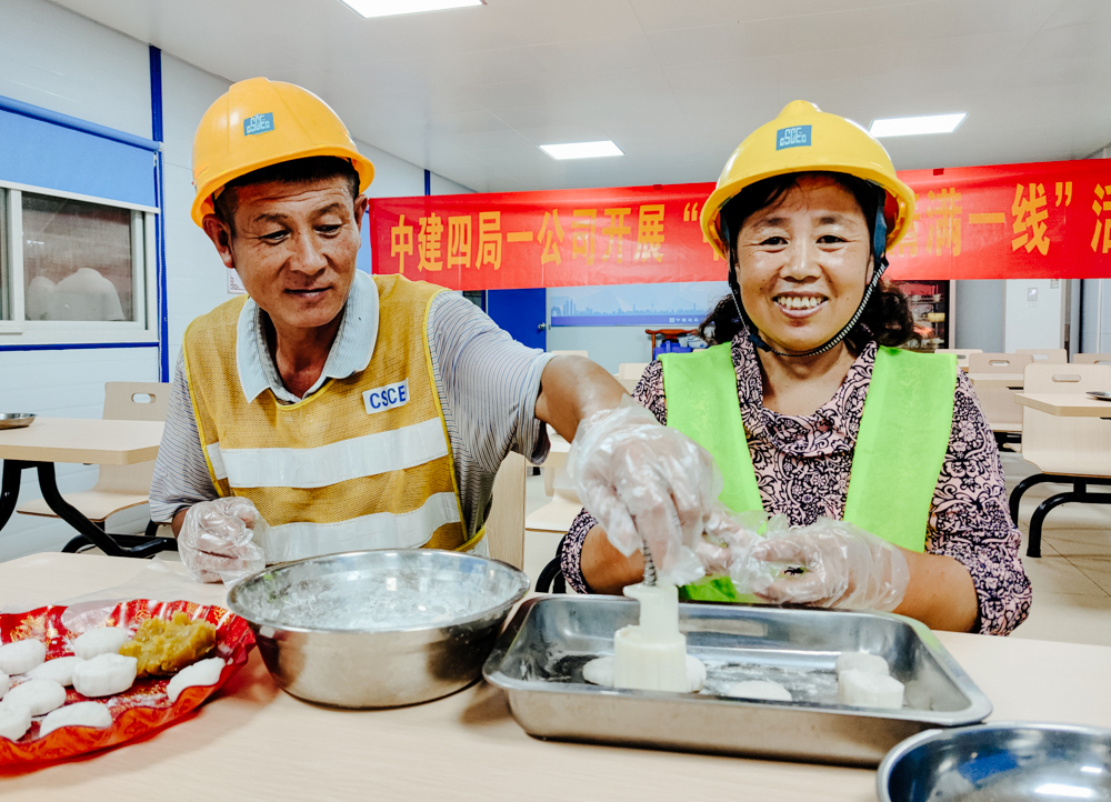 “独家月饼”工地建设者们别样中秋 (5).jpg