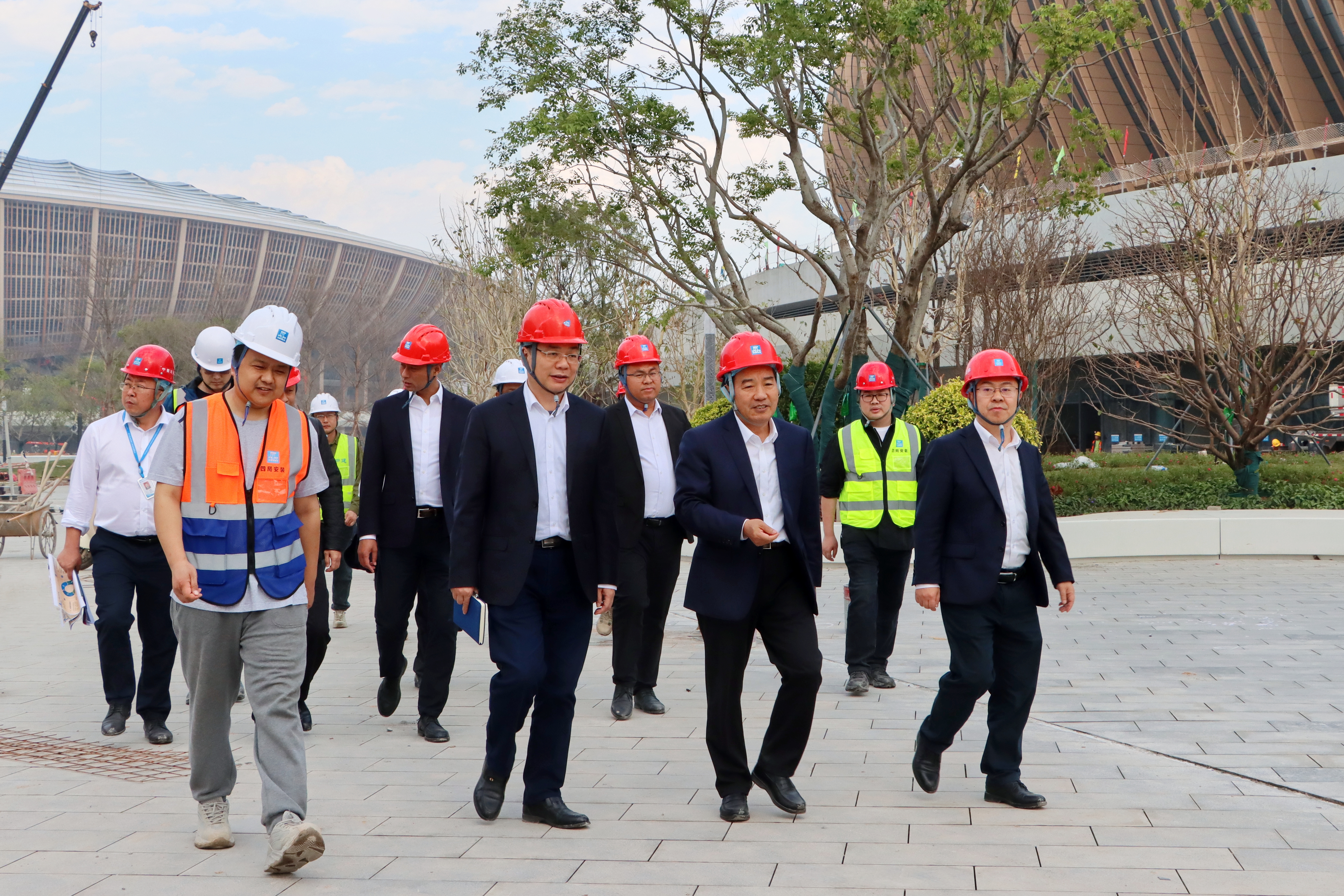 易董调研南沙全民文化体育综合体项目.jpg 易董调研南沙全民文化体育综合体项目.jpg