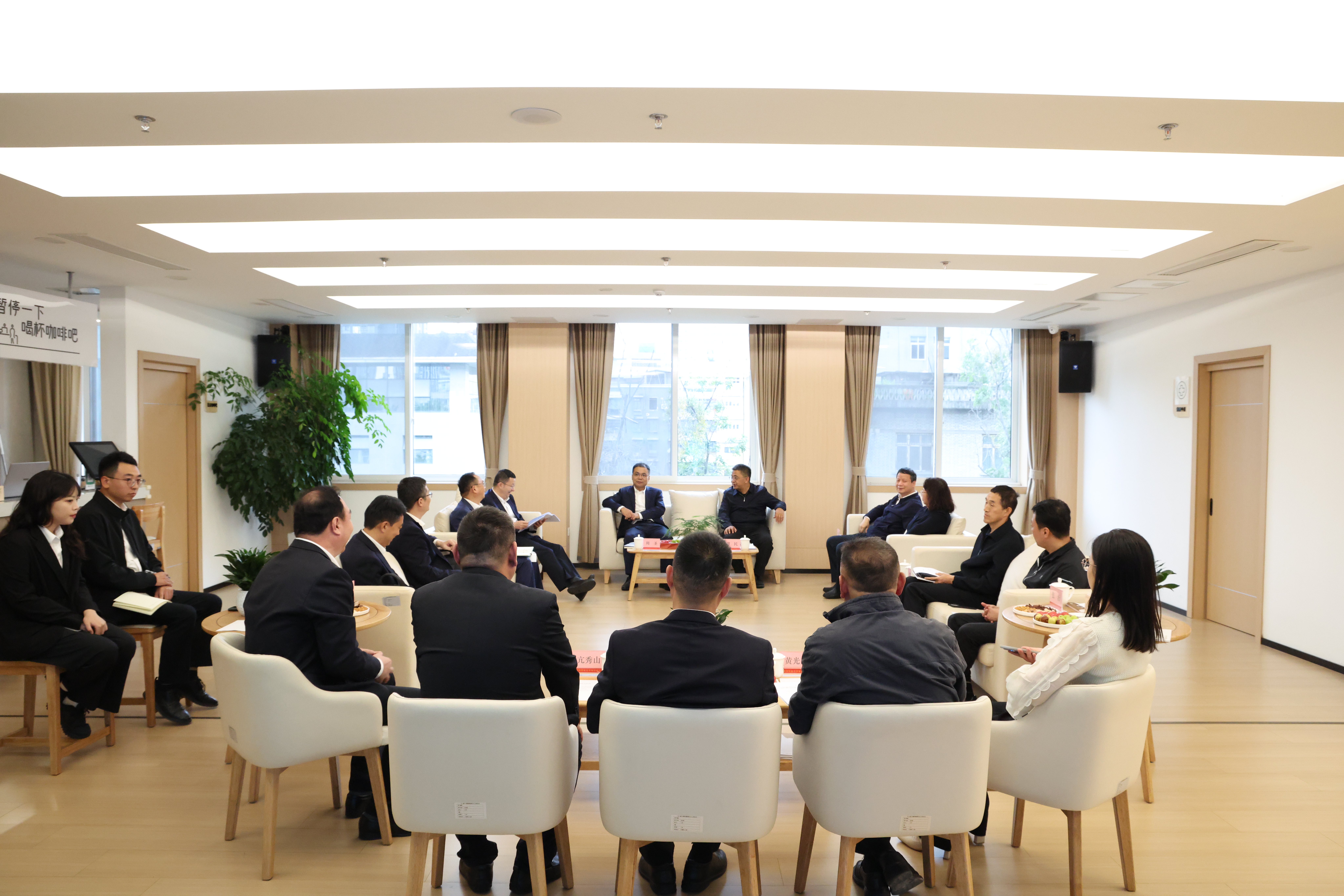 照片-20251021 周圣拜会四川省政府副秘书长，省机关事务管理局党组书记、局长谢民.jpg