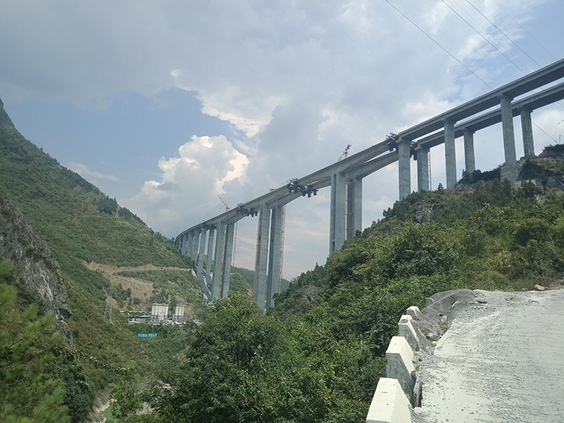 【遵义分公司】20190817【消息】正习高速道角特大桥12号墩边跨顺利合龙2.jpg