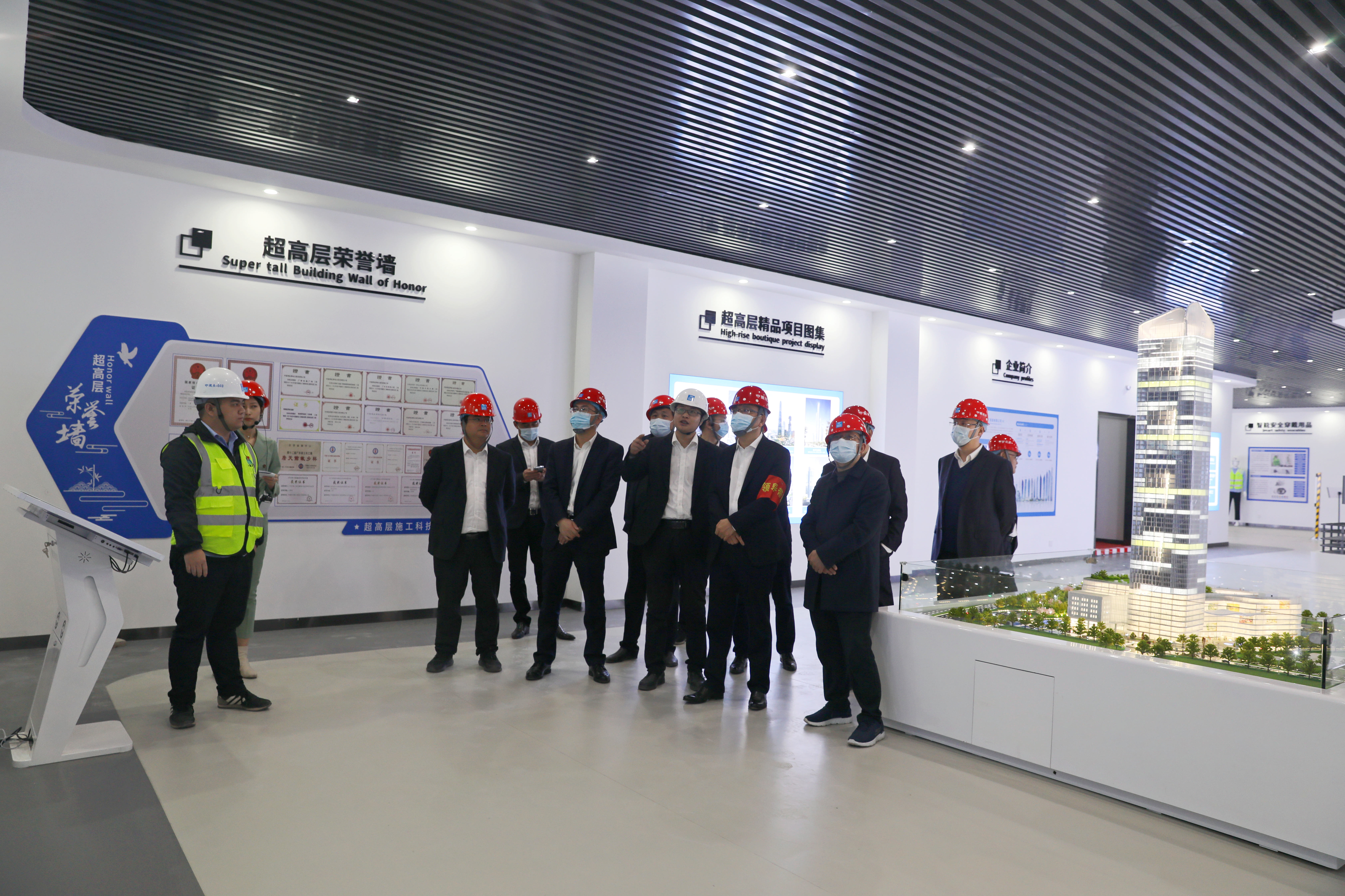 2马义俊带班检查广州国际金融城超高层会客厅+朱志城摄1.jpg
