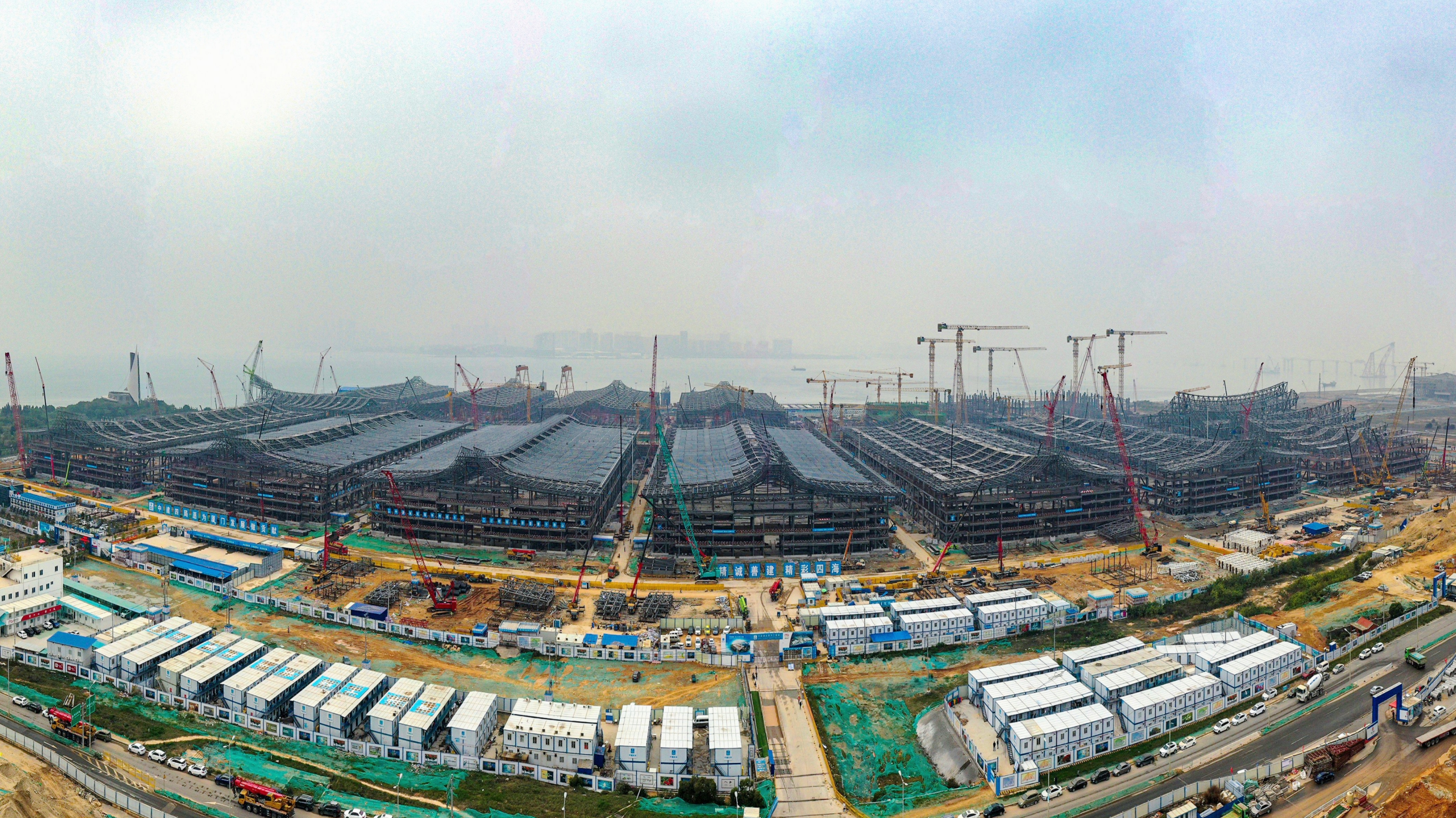 【建设发展总承包公司】20220304【工程动态】厦门新会展中心-展览中心Ⅰ标段项目钢结构全面封顶，附图1.jpg