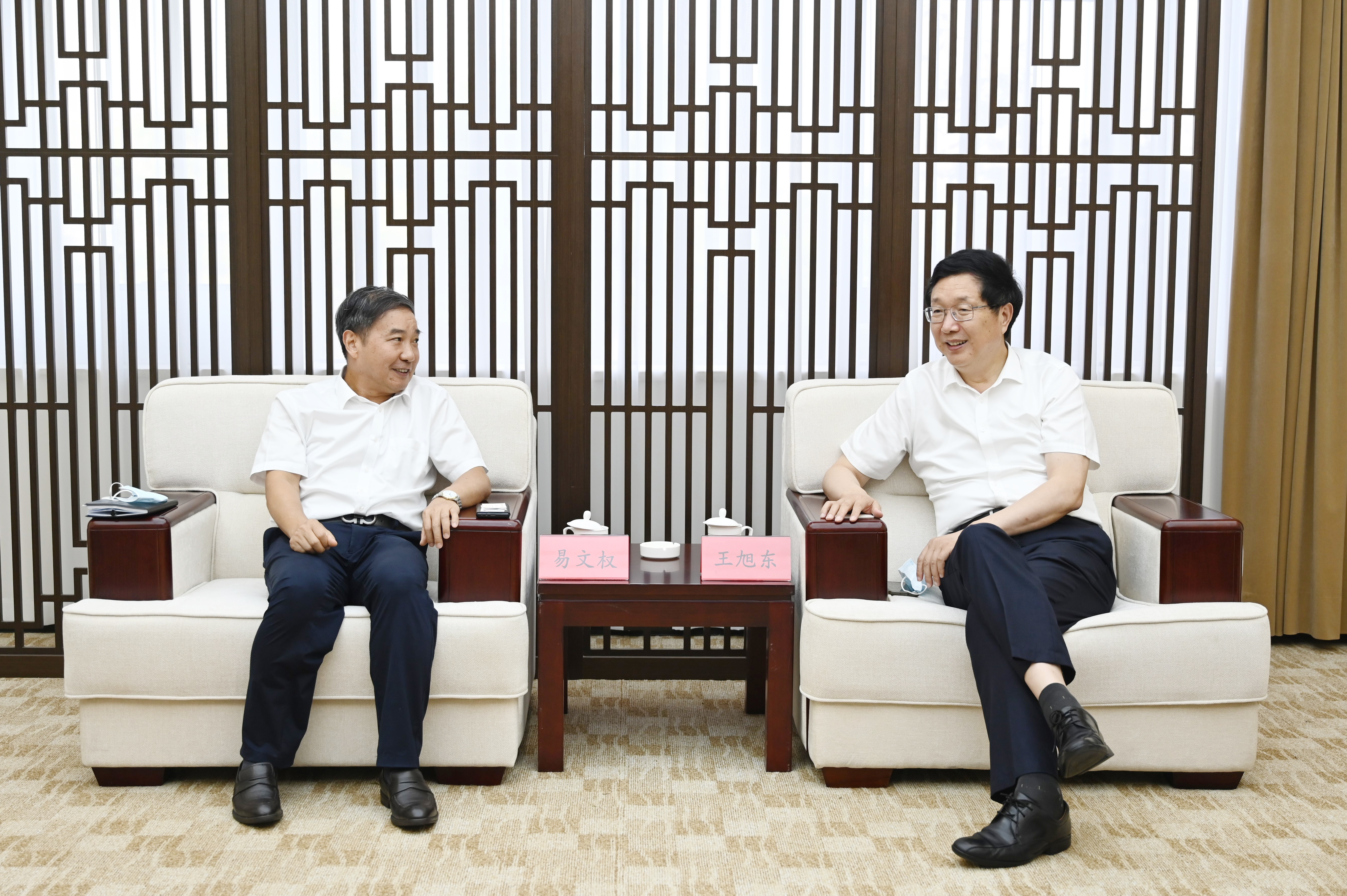 易文权拜会盐城经济技术开发区管委会主任王旭东 近景.jpg