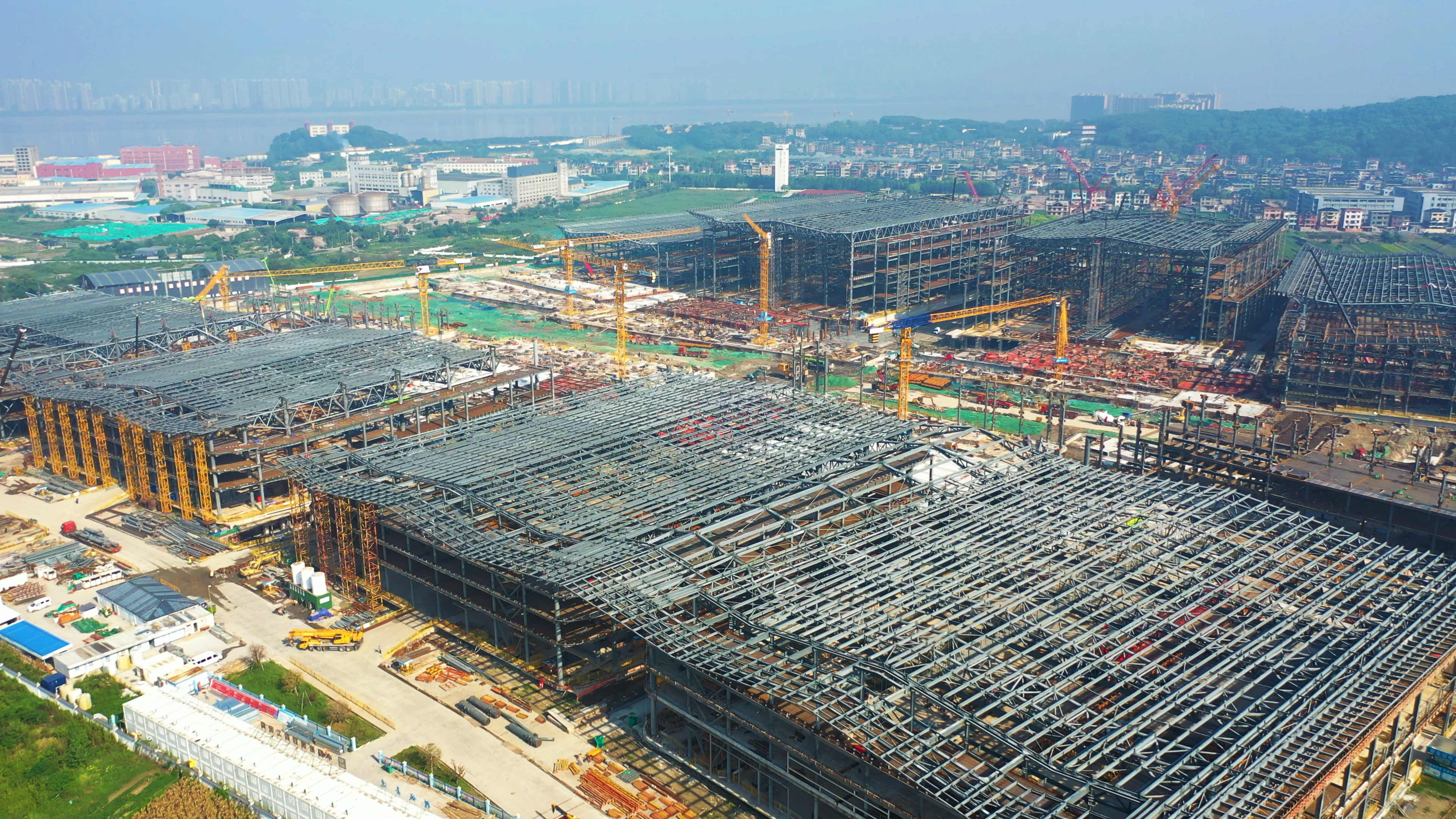 杭州大会展中心一期项目8个展厅钢结构主体全面封顶