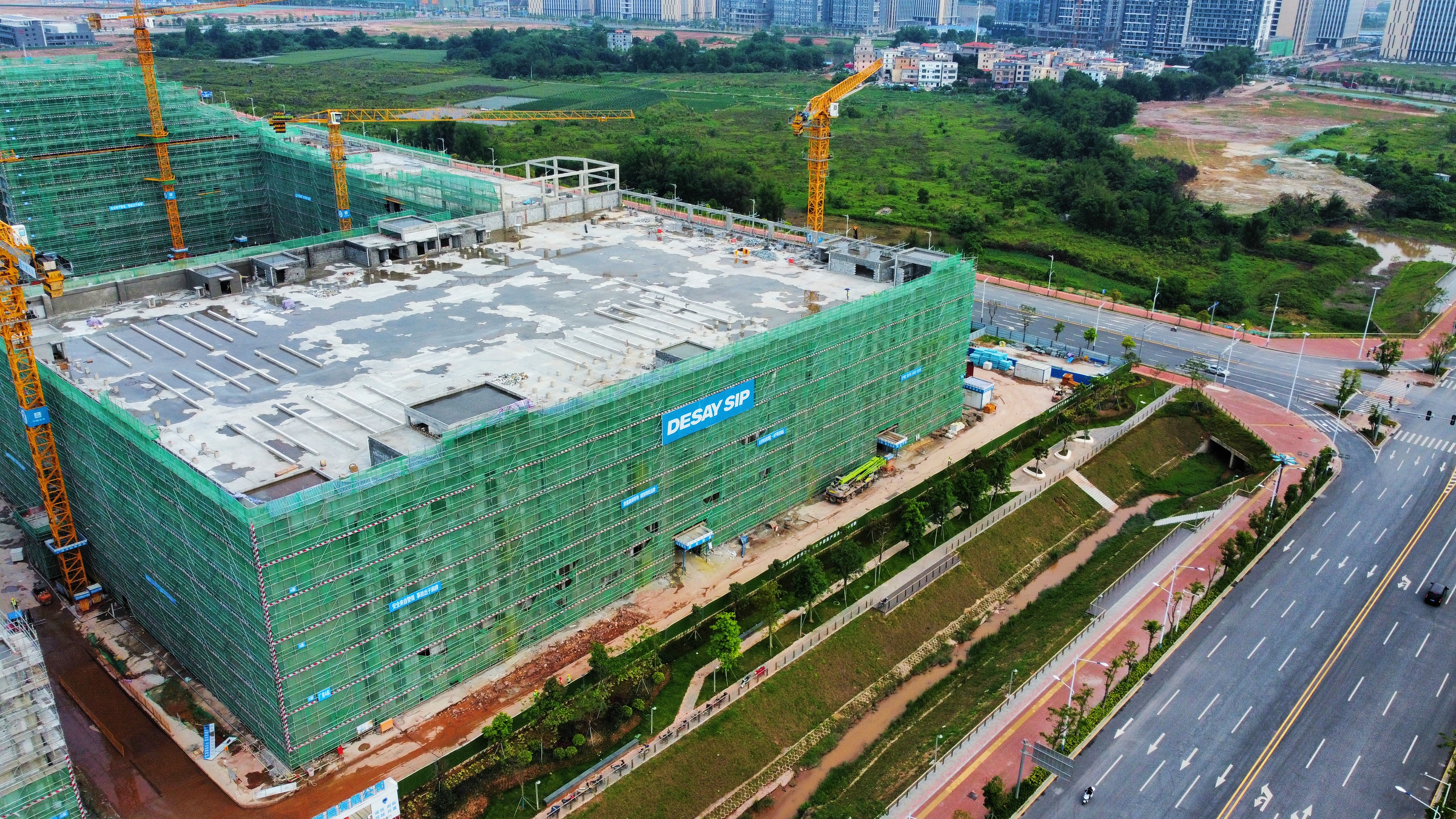 广东分公司惠州德赛矽镨项目全面封顶1+慧娟.jpg