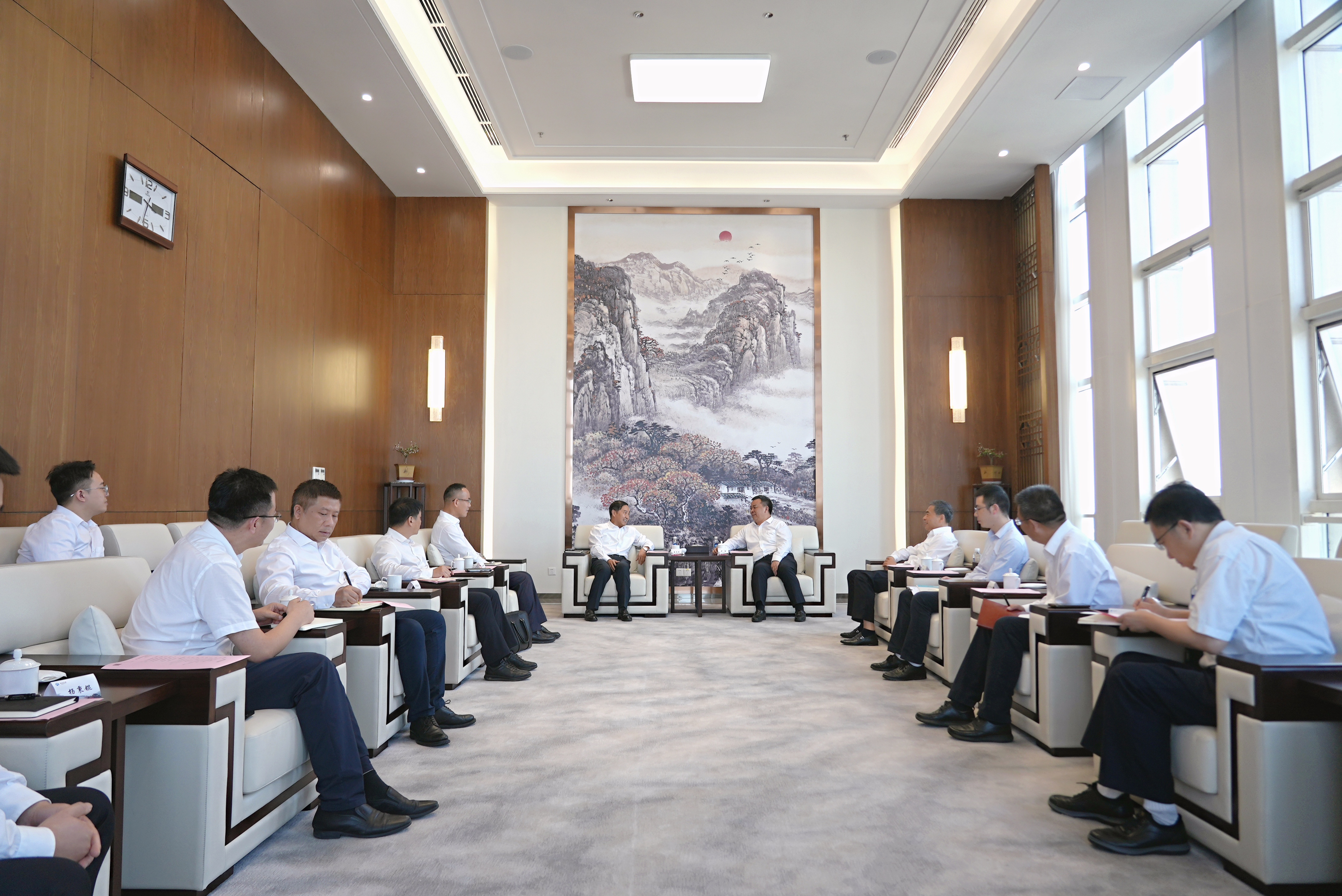 易文权与湖北交投集团党委书记、董事长卢军会谈(1).jpg 易文权与湖北交投集团党委书记、董事长卢军会谈(1).jpg