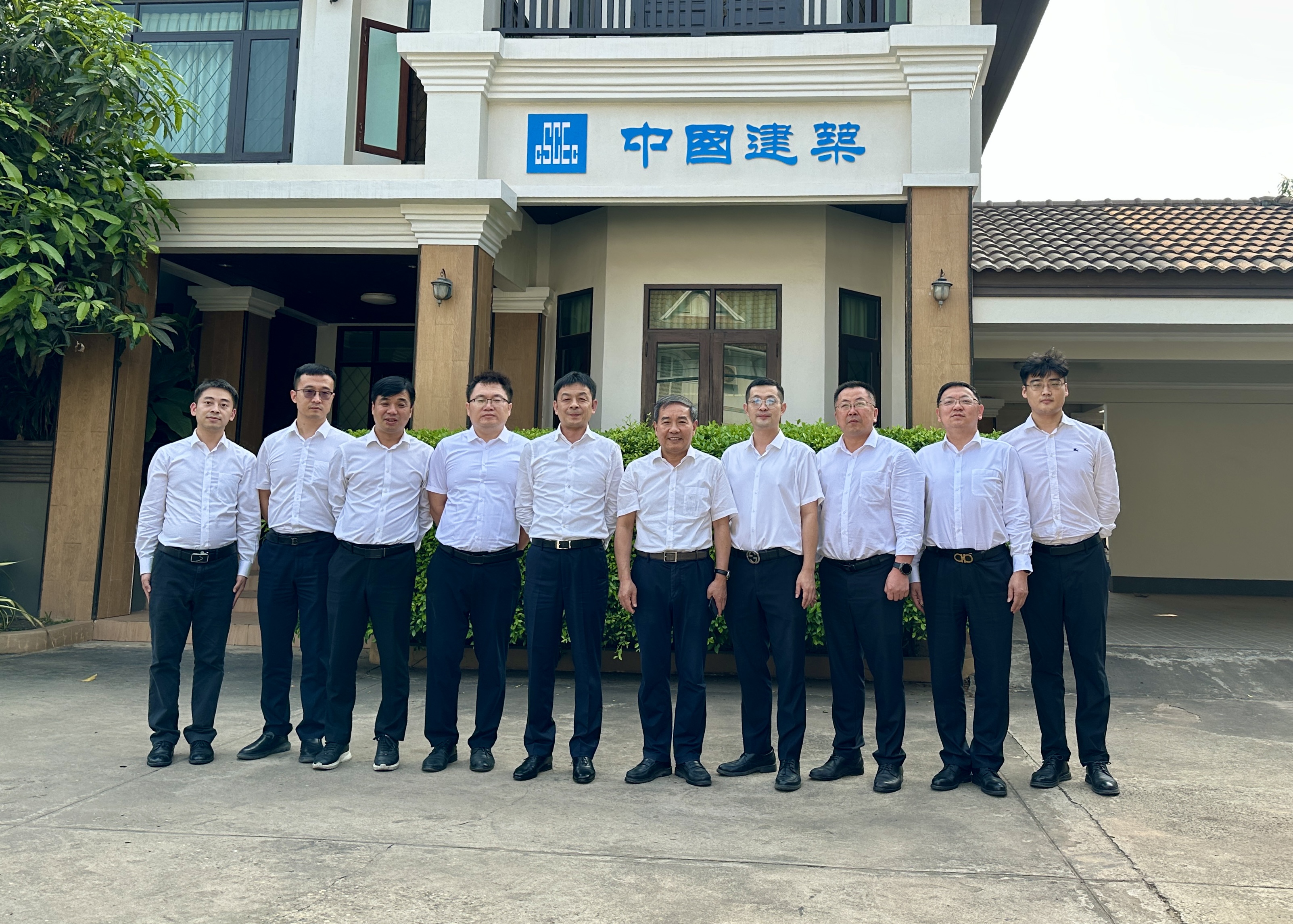 看望慰问老挝国别组员工.jpg