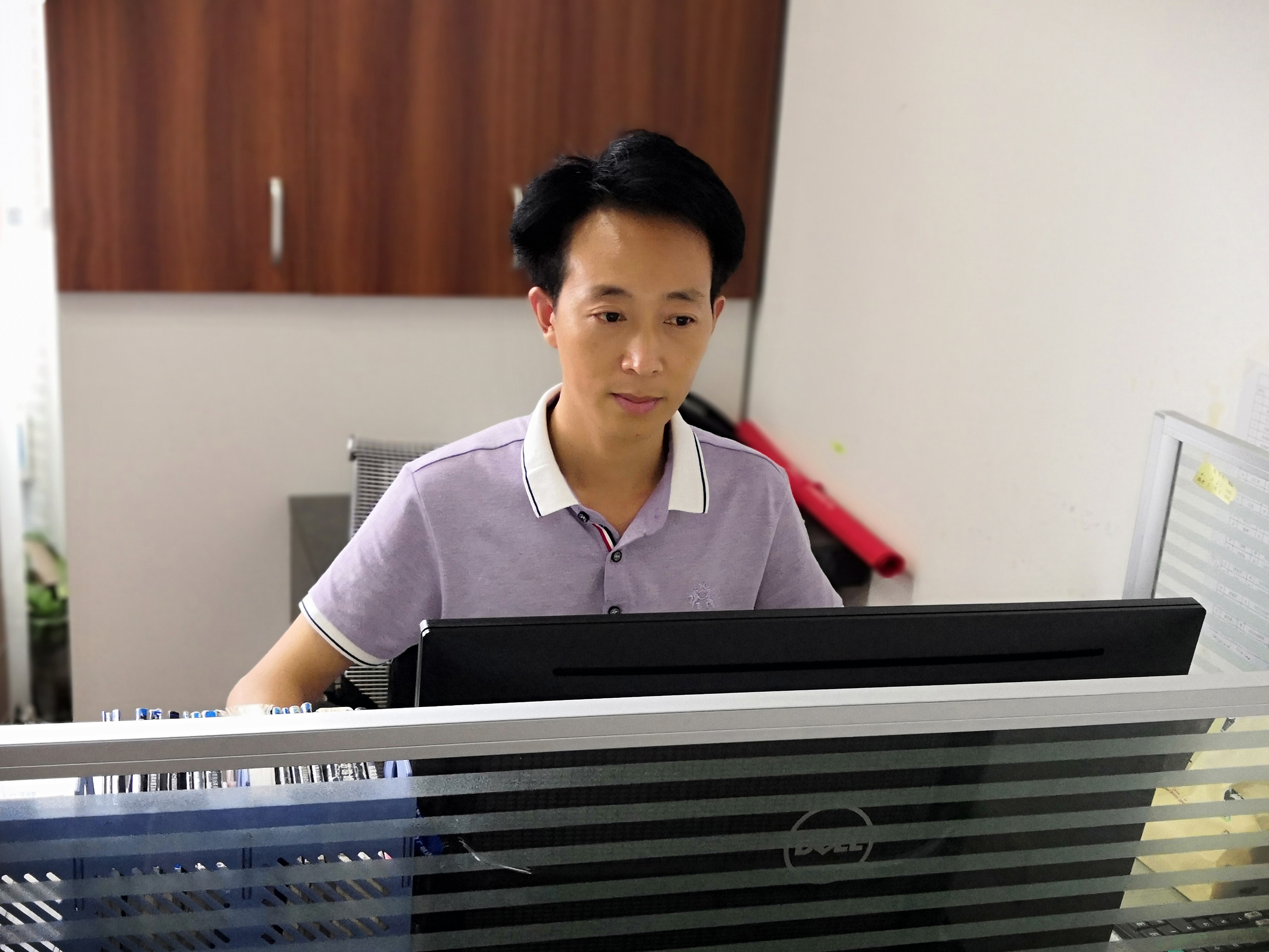 工作中的吴小君——郑雄飞摄.jpg